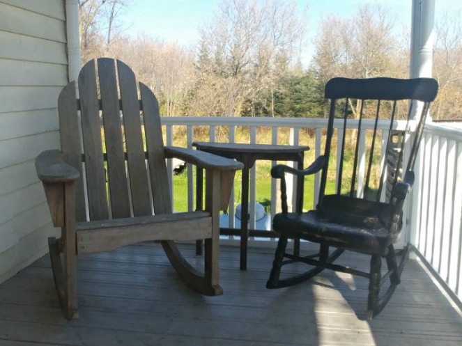 mismatched rocking chairs and 3-legged table need something to tie them together.